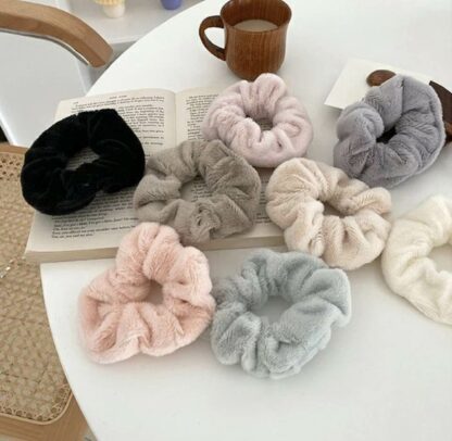 Myk fluffy hårstrikk - scrunchie