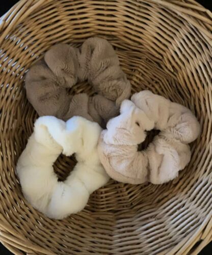 Myk fluffy hårstrikk - scrunchie - Bilde 2