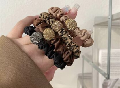 Vintage Scrunchie - Strikker med mønster og strass - Bilde 3