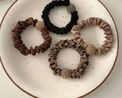 Vintage Scrunchie - Strikker med mønster og strass