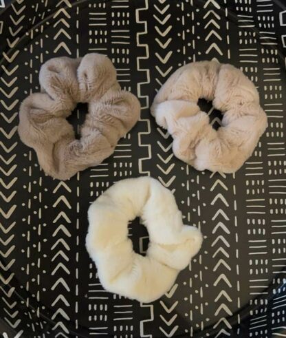 Myk fluffy hårstrikk - scrunchie - Bilde 4