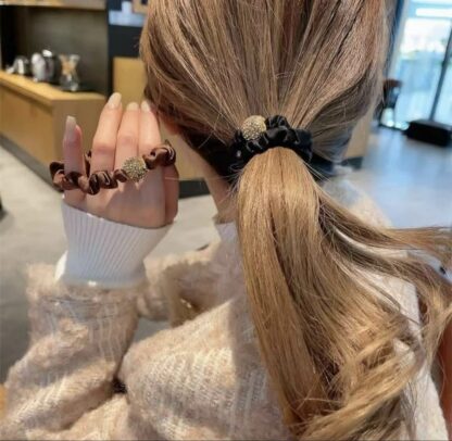 Vintage Scrunchie - Strikker med mønster og strass - Bilde 5