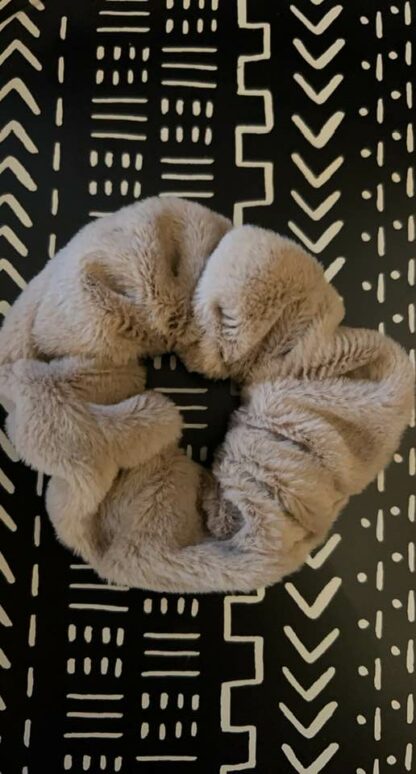 Myk fluffy hårstrikk - scrunchie - Bilde 6