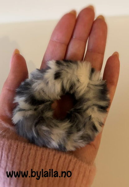 Pelskledde scrunchies i varierte farger og mønstre - Bilde 7