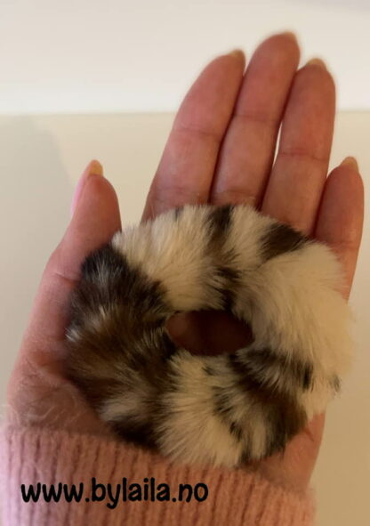 Pelskledde scrunchies i varierte farger og mønstre - Bilde 8
