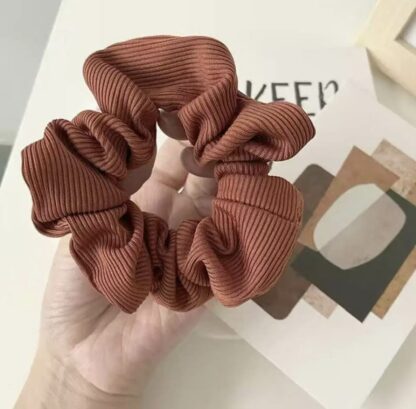 Delikat stoff scrunchie - Bilde 3