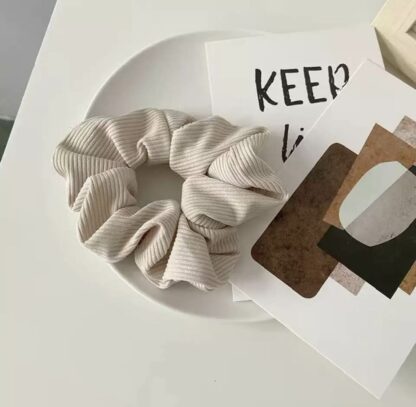 Delikat stoff scrunchie - Bilde 4