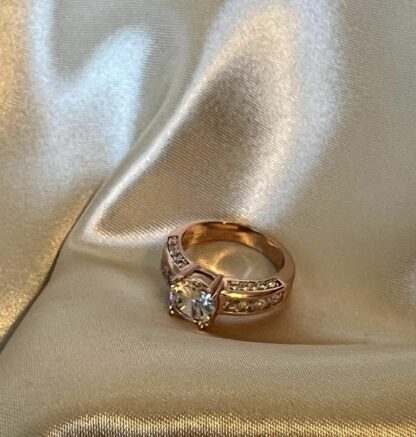 Eir - Gullforgylt ring med Zirkonia